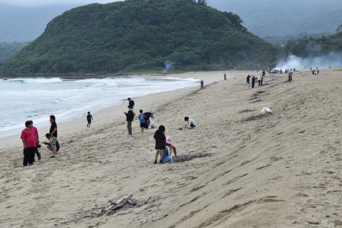海岸清掃と地引網
